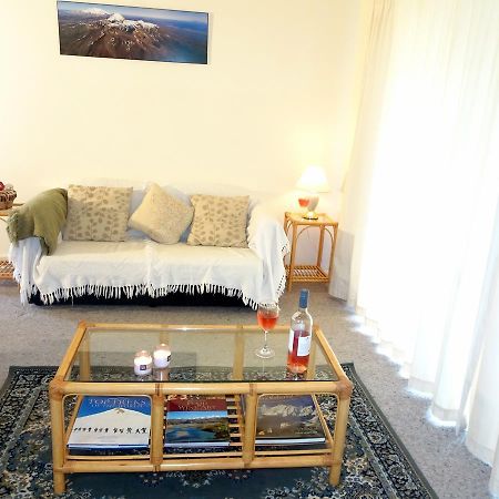 Smokebush Cottage - Holiday Home Exclusively Yours Turangi Bagian luar foto
