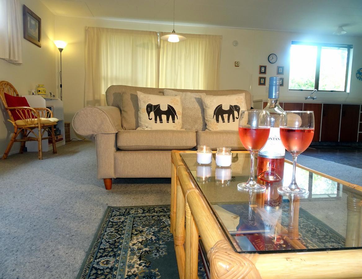 Smokebush Cottage - Holiday Home Exclusively Yours Turangi Bagian luar foto